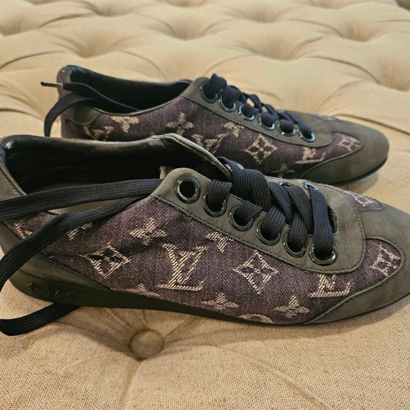 Gently preowned Womens Louis Vuitton Sneakers. - Picture 2 of 5